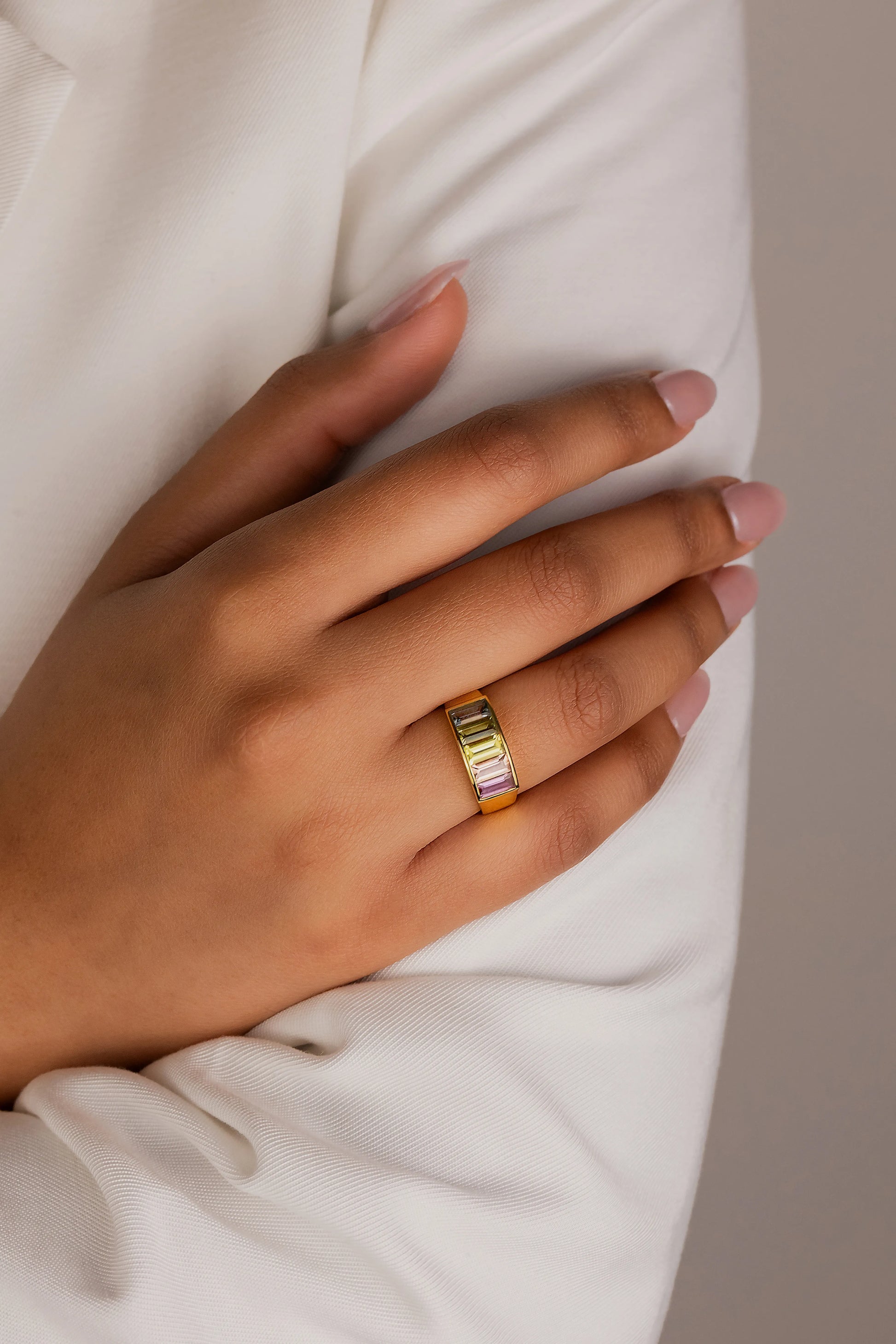 18K yellow gold band featuring five pastel sapphires from Madagascar (1.86ct total), cut in baguette shapes and set in a channel setting, offering subtle elegance for everyday wear.